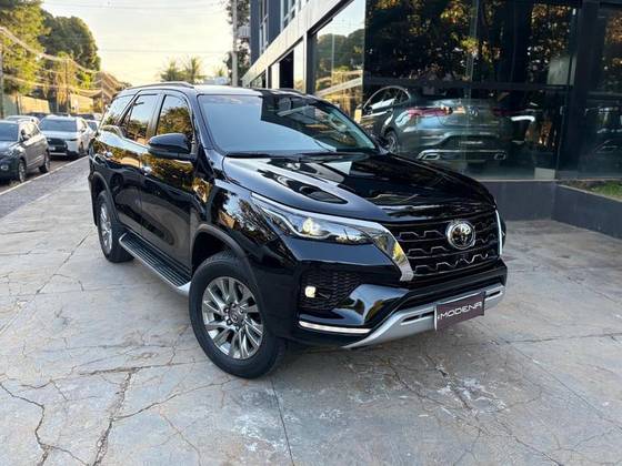 TOYOTA HILUX SW4 2.8 D-4D TURBO DIESEL SRX 7L 4X4 AUTOMÁTICO TOYOTA HILUX SW4 2.8 D-4D TURBO DIESEL SRX 7L 4X4 AUTOMÁTICO